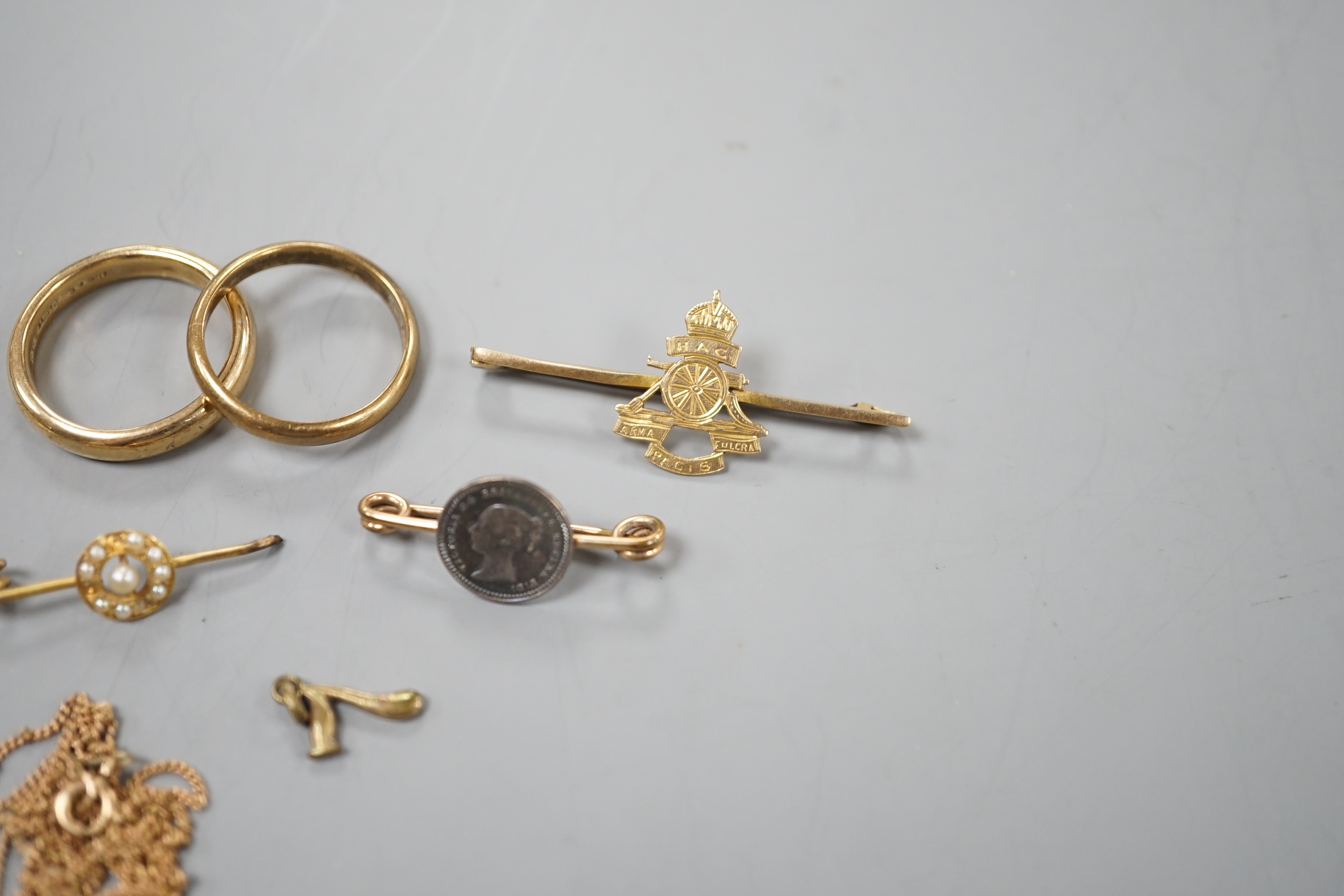 Two 9ct gold wedding bands, a 9ct St. Christopher pendant, a 9ct Royal Artillery sweethearts brooch, gross 13.3 grams and two other brooches, one a.f.